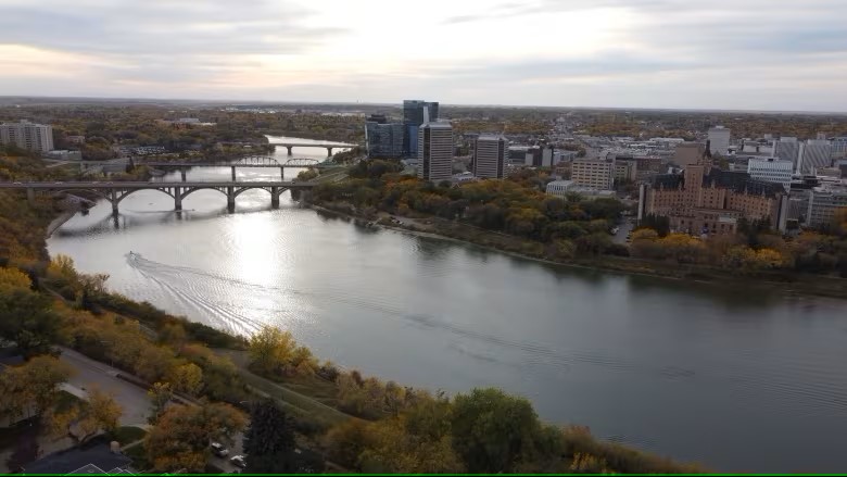 The University of Saskatchewan and the City of Saskatoon are placing trash traps along the South Saskatchewan River and will analyze the debris. (Cory Herperger/CBC/Radio-Canada)